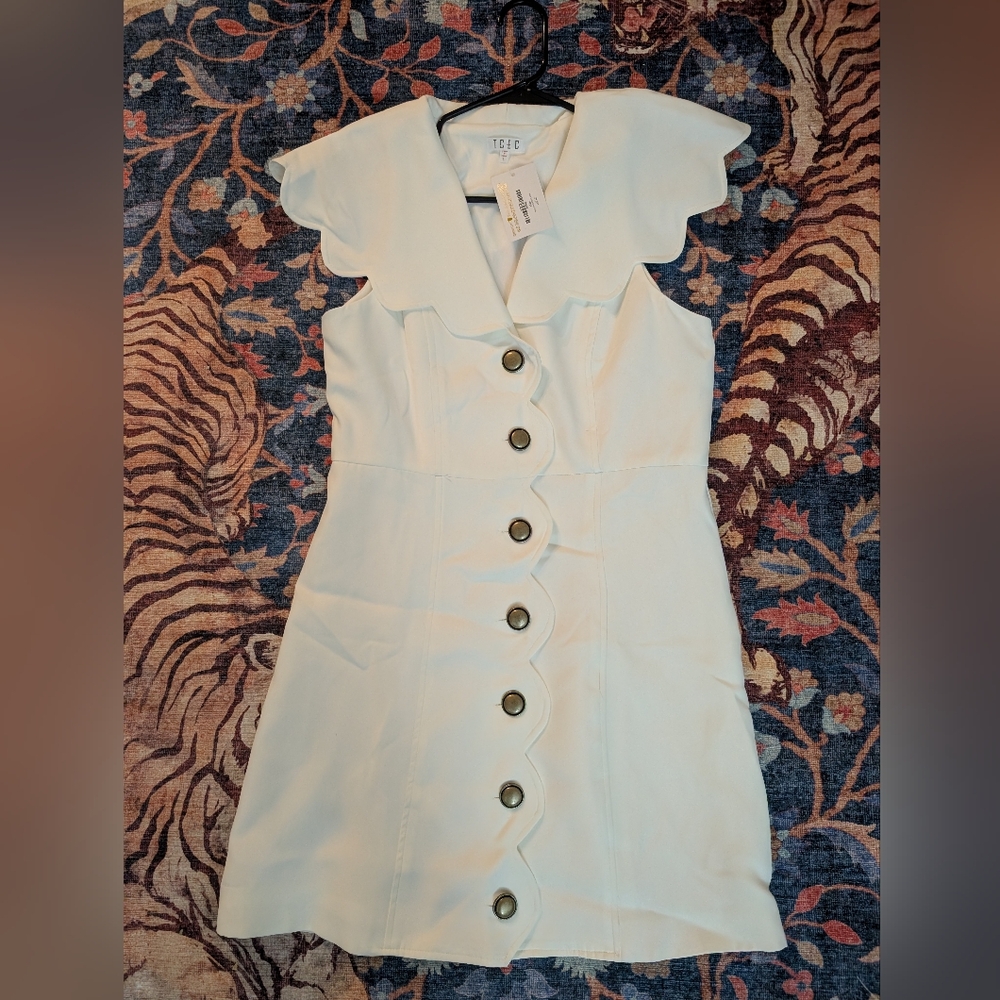 Chic white ruffle collared dress